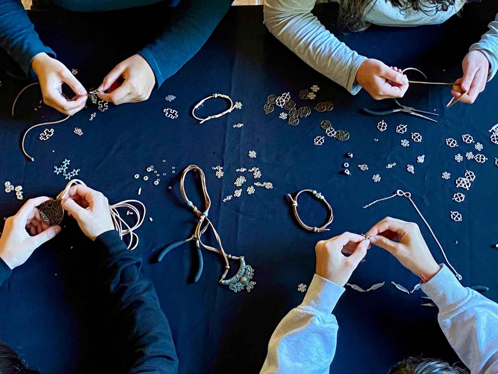 Alumnat, bijuteria, amalgama7, fundació portal, equip, equipo, bisutería, patologia dual,