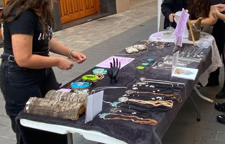 chicas, bisutería valldàurica, Escuela Terapéutica de Valldaura, Amalgama7, Fundación Portal