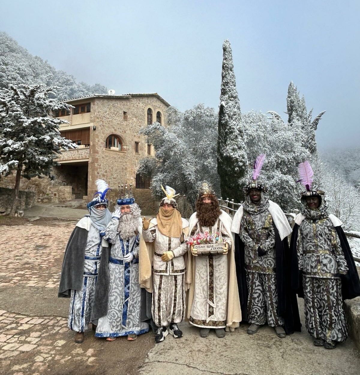 Reis Màgics, Nit de Reis, Escola Terapèutica de Valldaura, adolescència en risc, Fundació Portal, nois i noies, Olvan, Berguedà, comunitat, voluntariat solidaritat